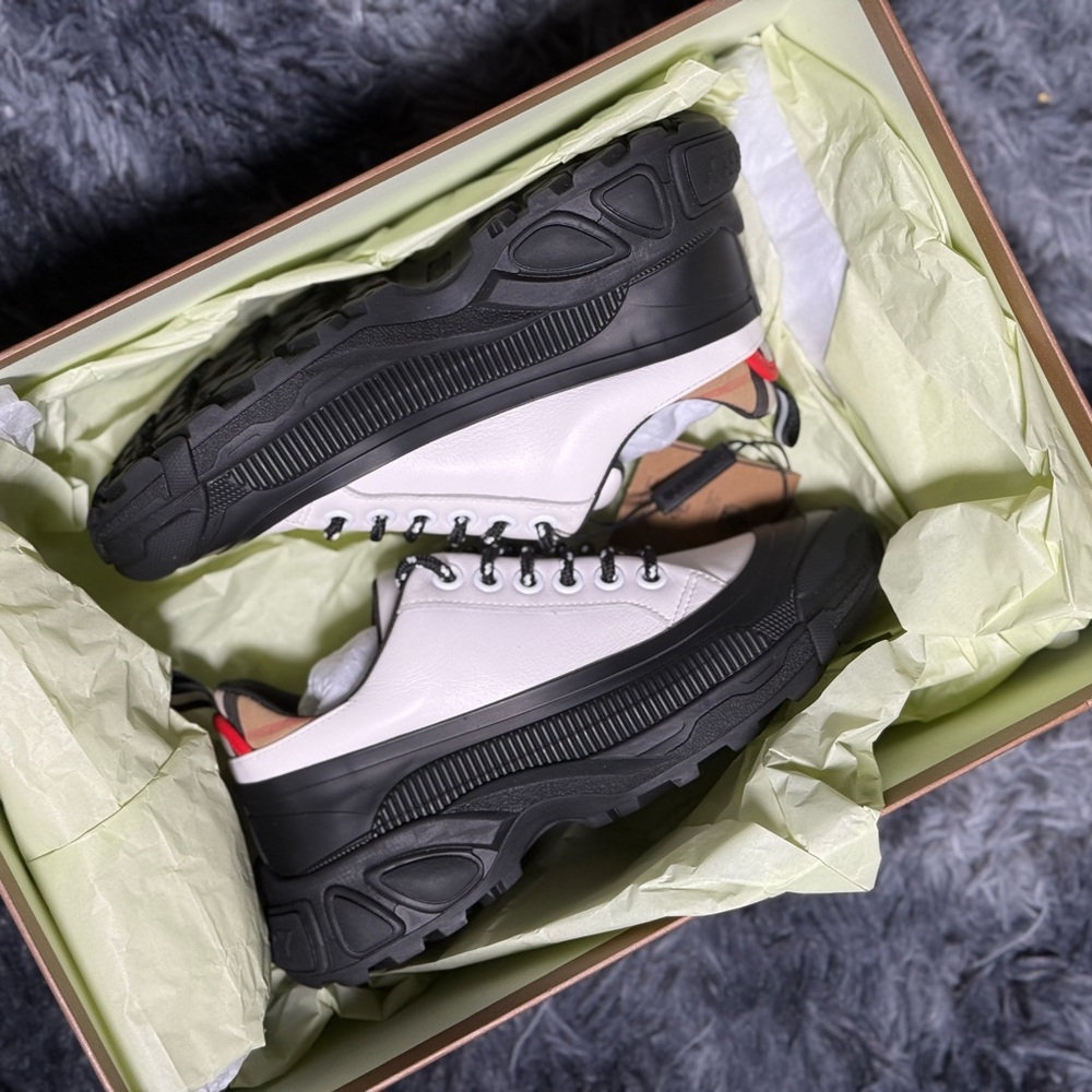 New BURBERRY SNEAKERS (Kid)